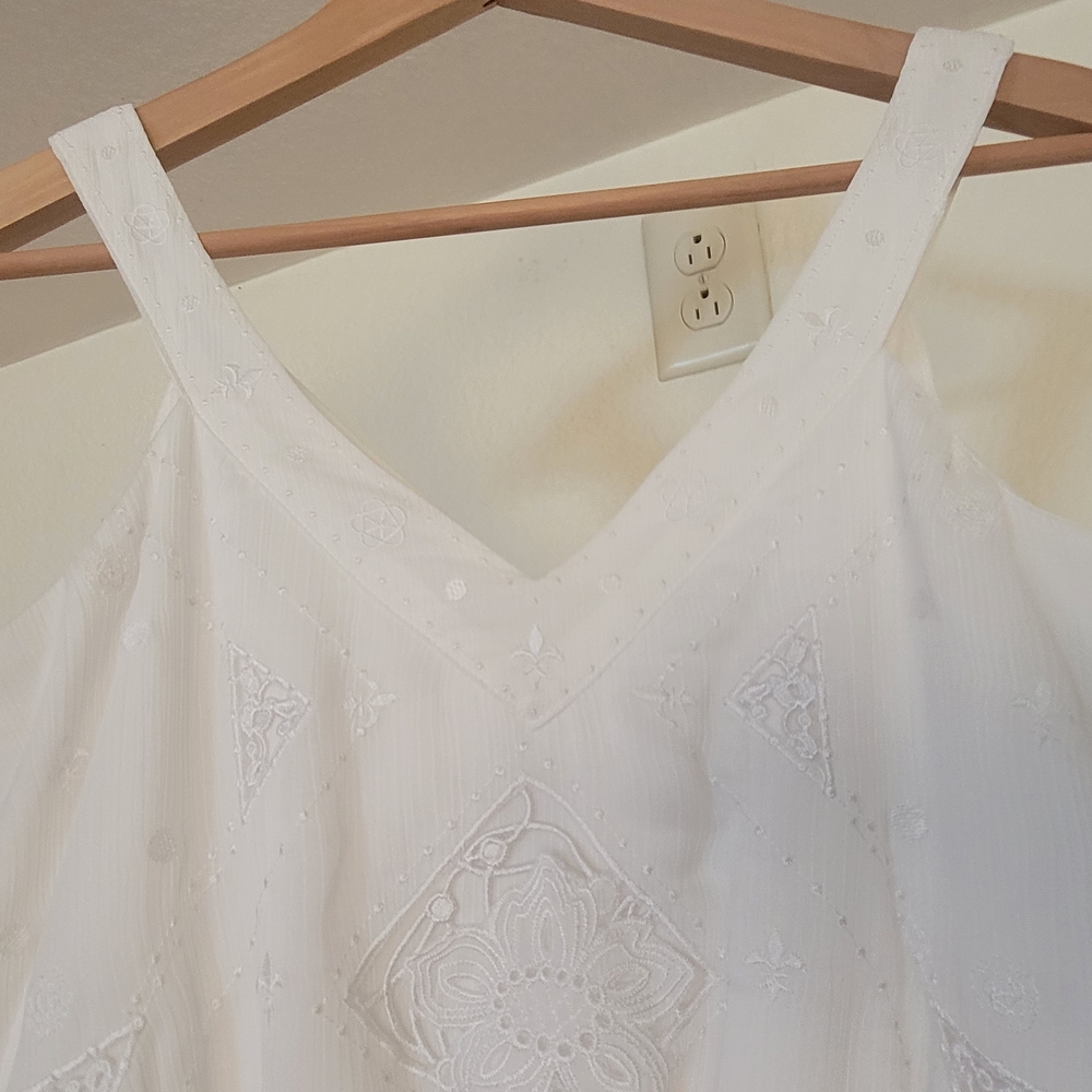 Sleeveless Lace Knee Length Dress - Picture 3 of 8